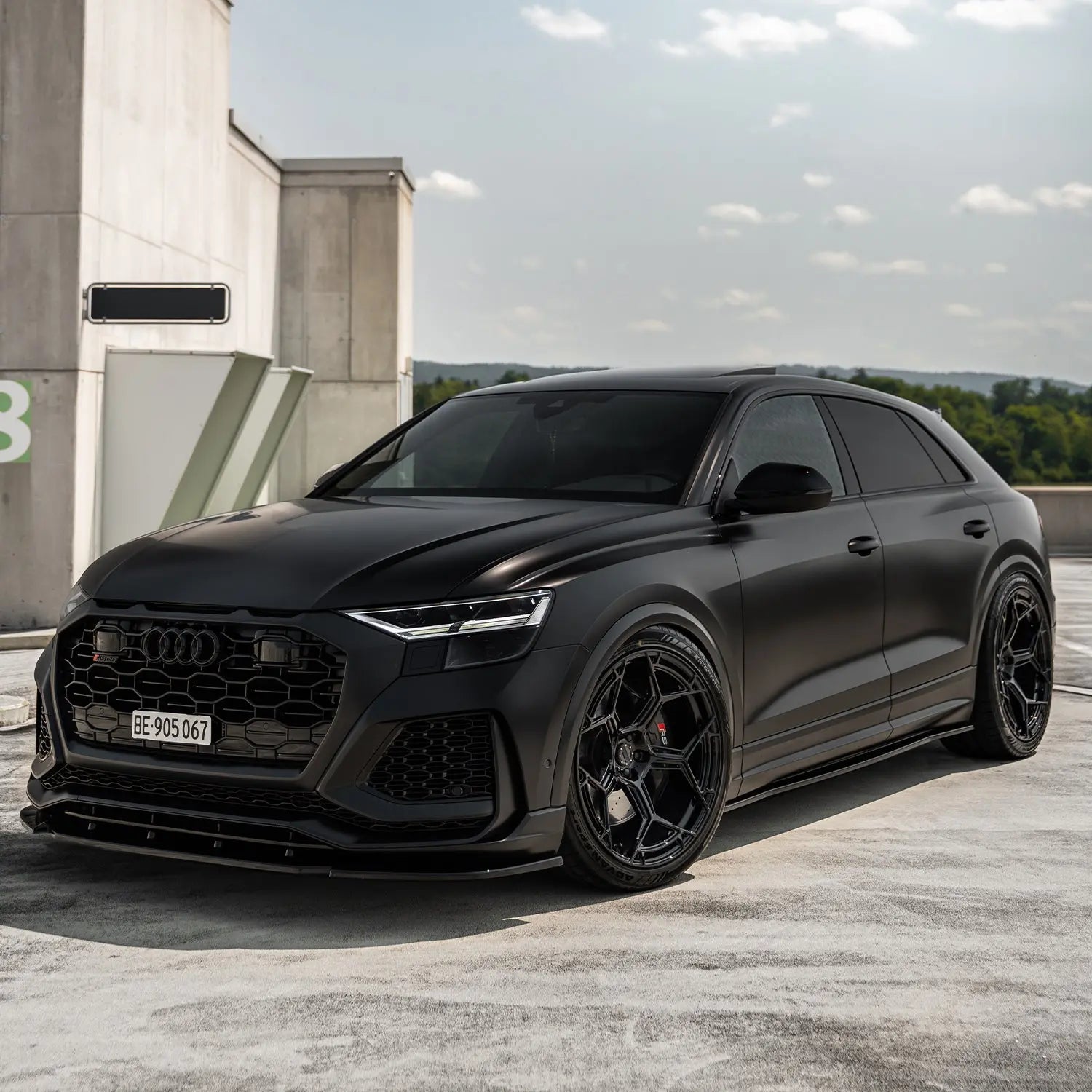 Audi RSQ8 4M mit Radi8 R804 Black 23 Inch – Frontansicht, aggressive SUV-Performance mit maßgeschneiderten Forged Wheels