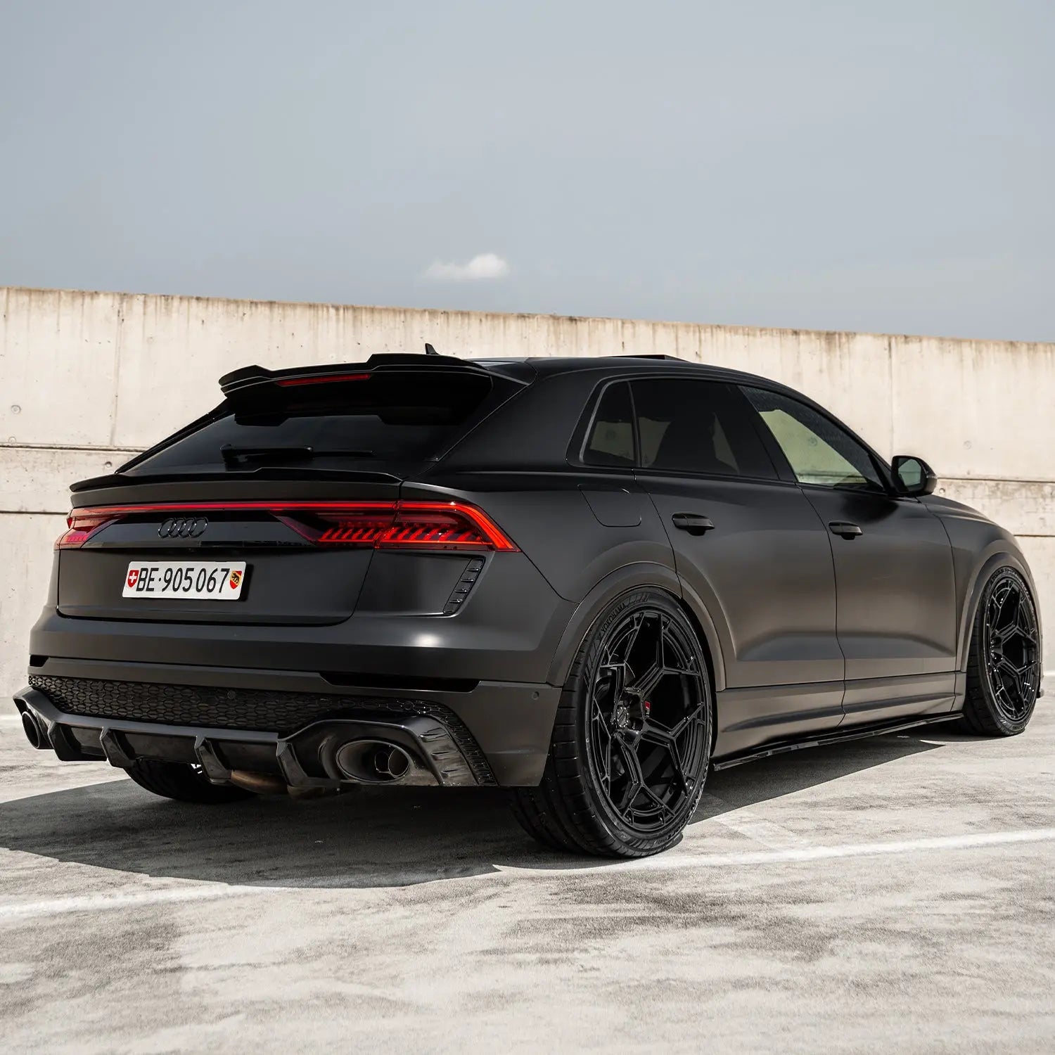Audi RSQ8 4M mit Radi8 R804 Black 23 Inch – Heckansicht, tiefer Stand und perfekte Flush-Fitment Felgen