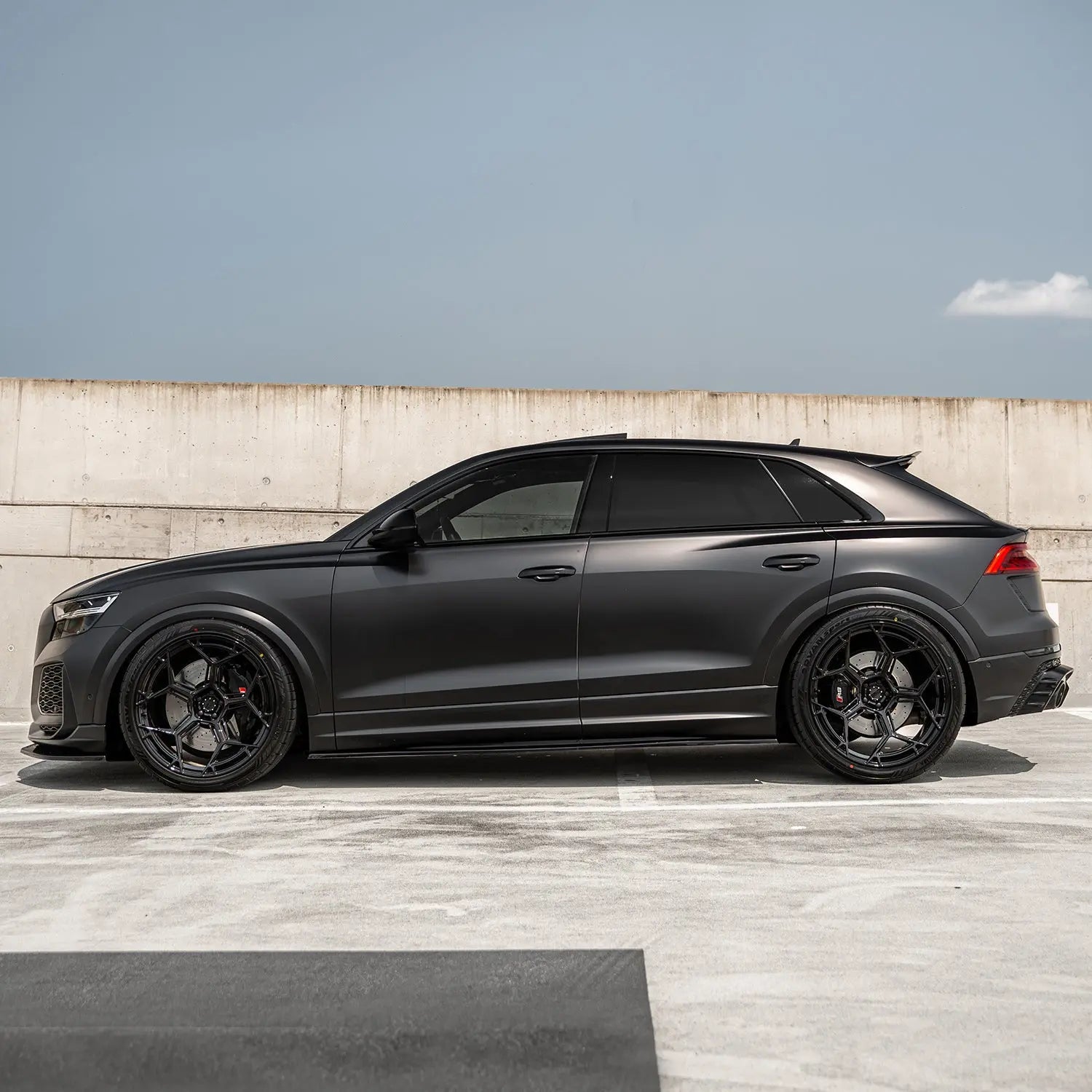 Audi RSQ8 4M mit Radi8 R804 Black 23 Zoll Felgen – komplette Fahrzeugansicht, getunter SUV mit Luxus-Setup