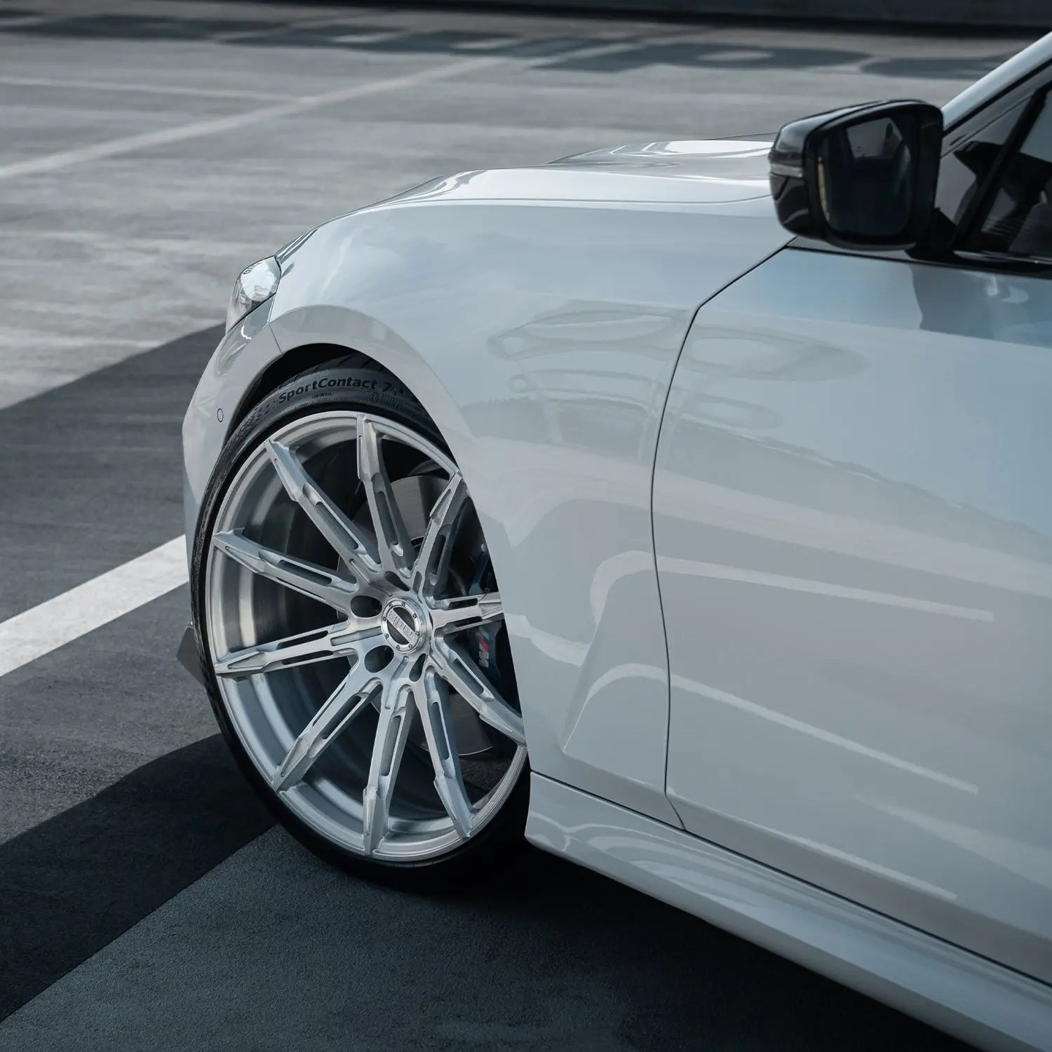 Close-up of BMW 3 Series G20/G21 wheel arch with Radi8 R806 20 inch Silver – sporty depth and concavity