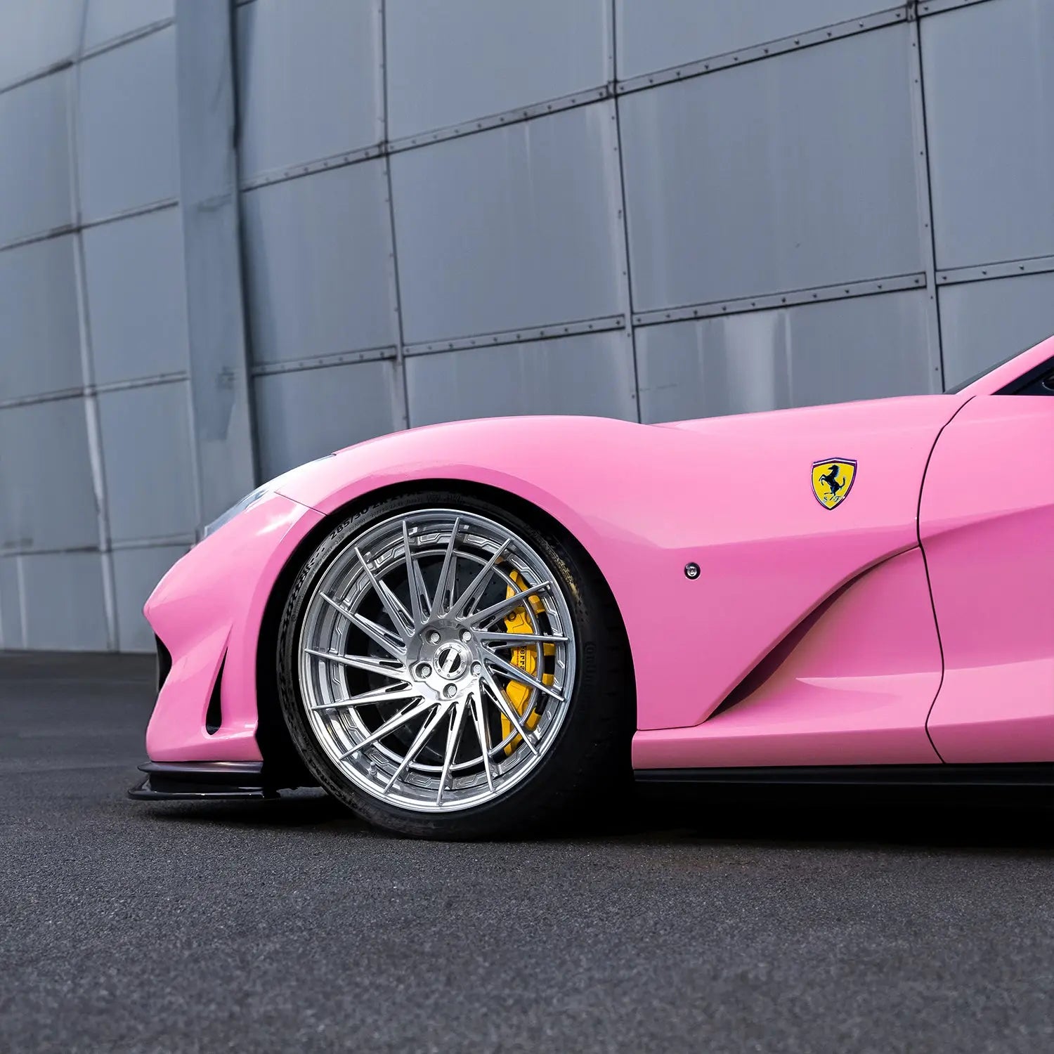 Ferrari 812 Superfast close-up Radi8 2-piece silver forged wheel – 23 inch custom fitment