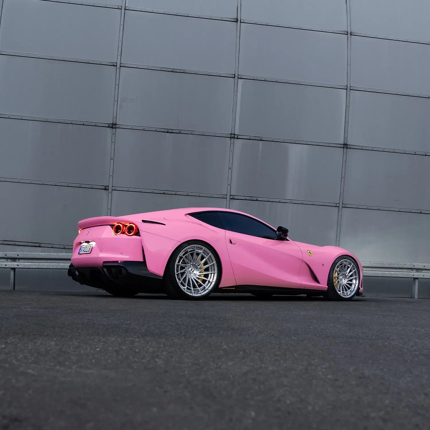 Side profile Ferrari 812 Superfast on Radi8 2-piece forged wheels – 23 inch silver rims