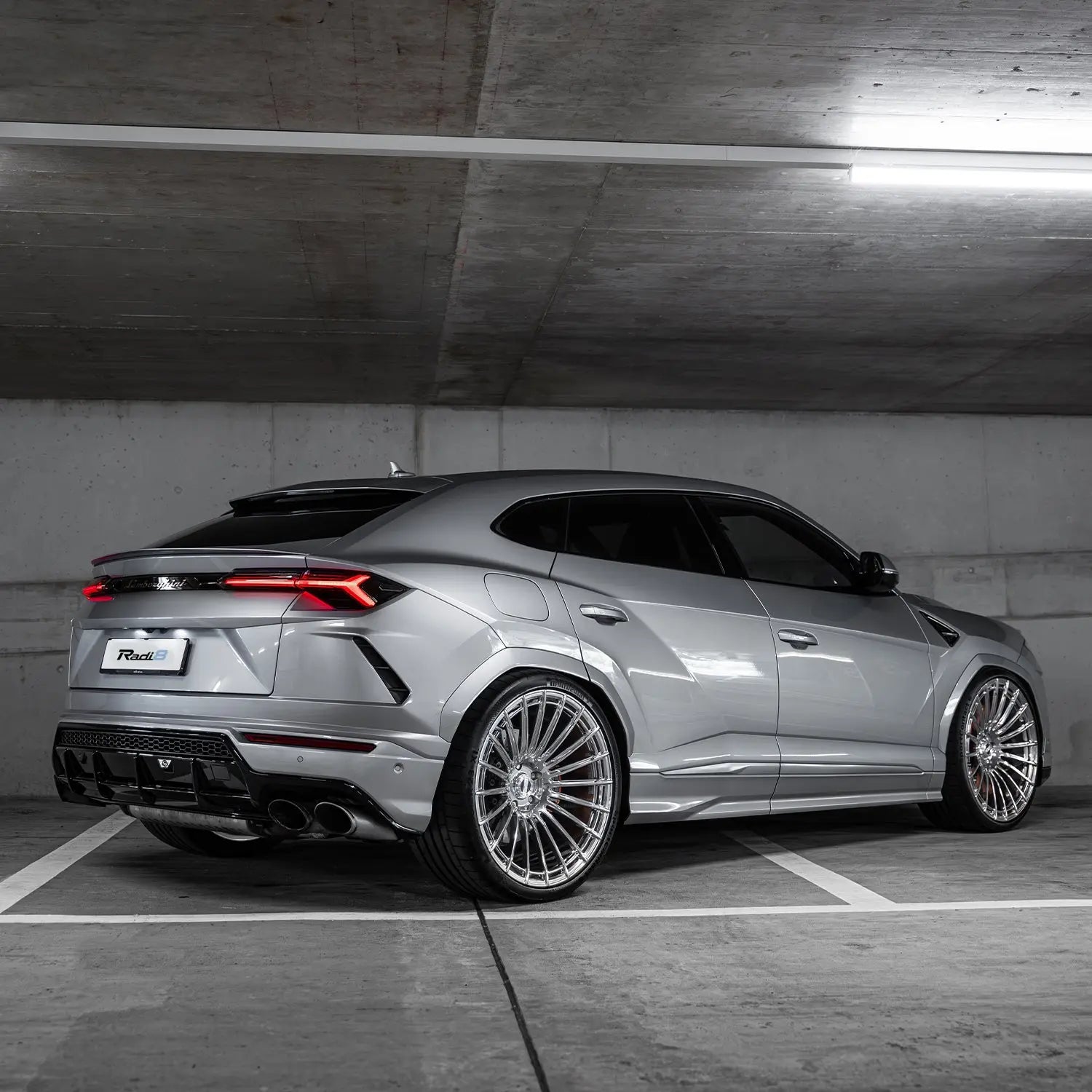 Side view Lamborghini Urus fitted with Radi8 R802 forged rims – perfect stance