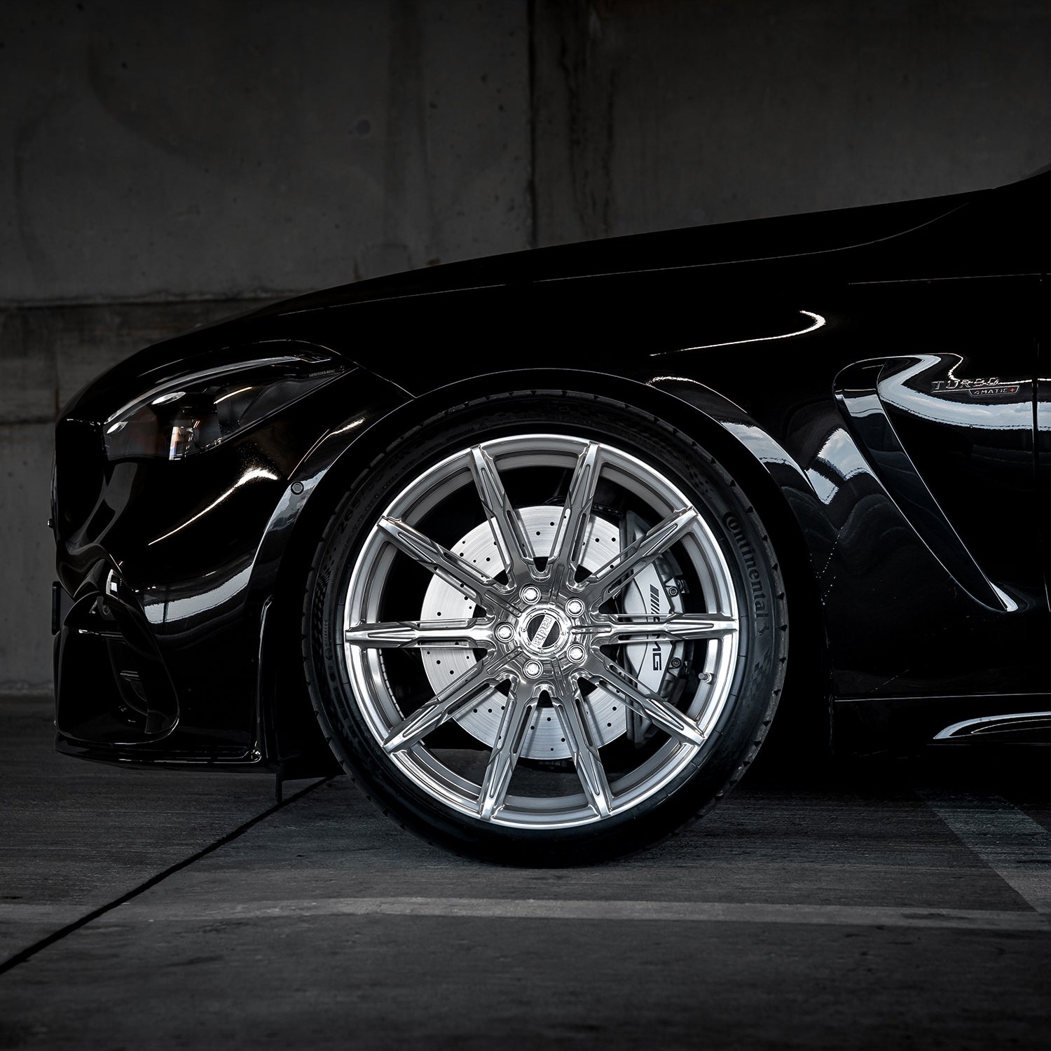 Rear view showing the wide tire fitment on 21x11,5J Radi8 R806 wheels on a CLE 53 AMG . | Breite Felgen hinten