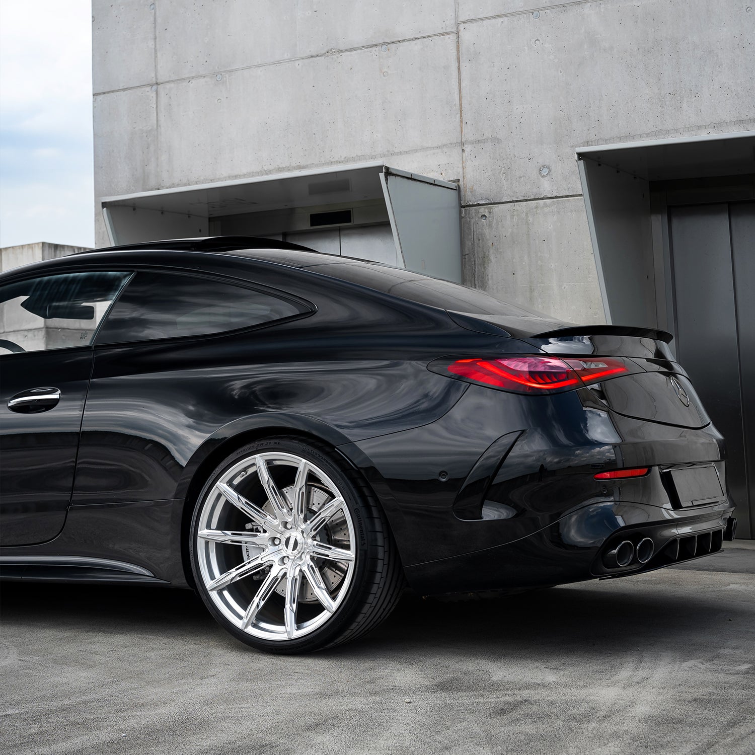 Fender fitment close-up on a lowered Mercedes-benz CLE 53 AMG with H&R Gewinde. | Tieferlegung