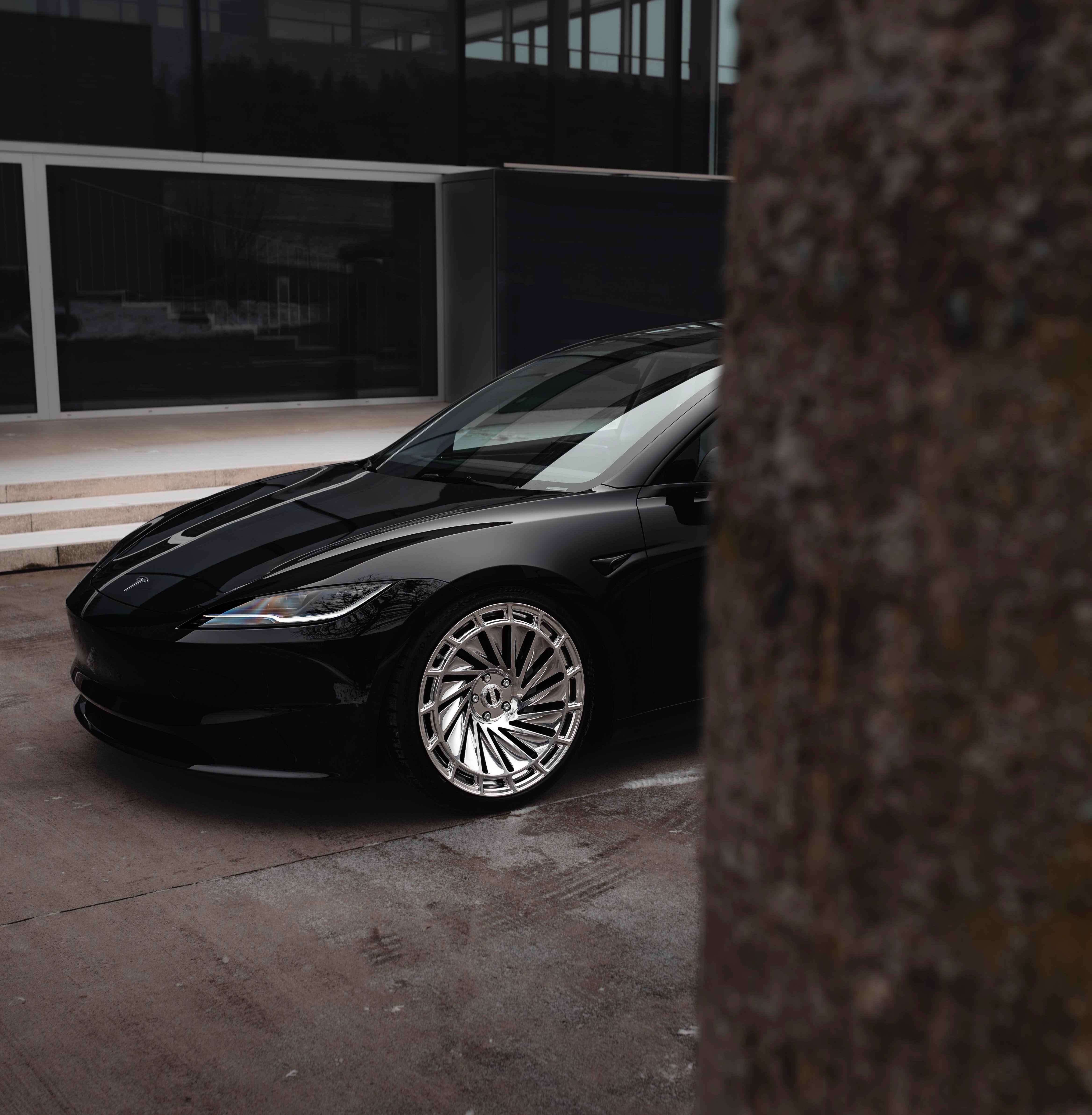 Rear quarter angle highlighting the Monoblock Forged, Aero Design, Turbine, Directional stance of the Radi8 R807 on the Modell 3. | Monoblock Forged, Aero Design, Turbine, Directional Felgen