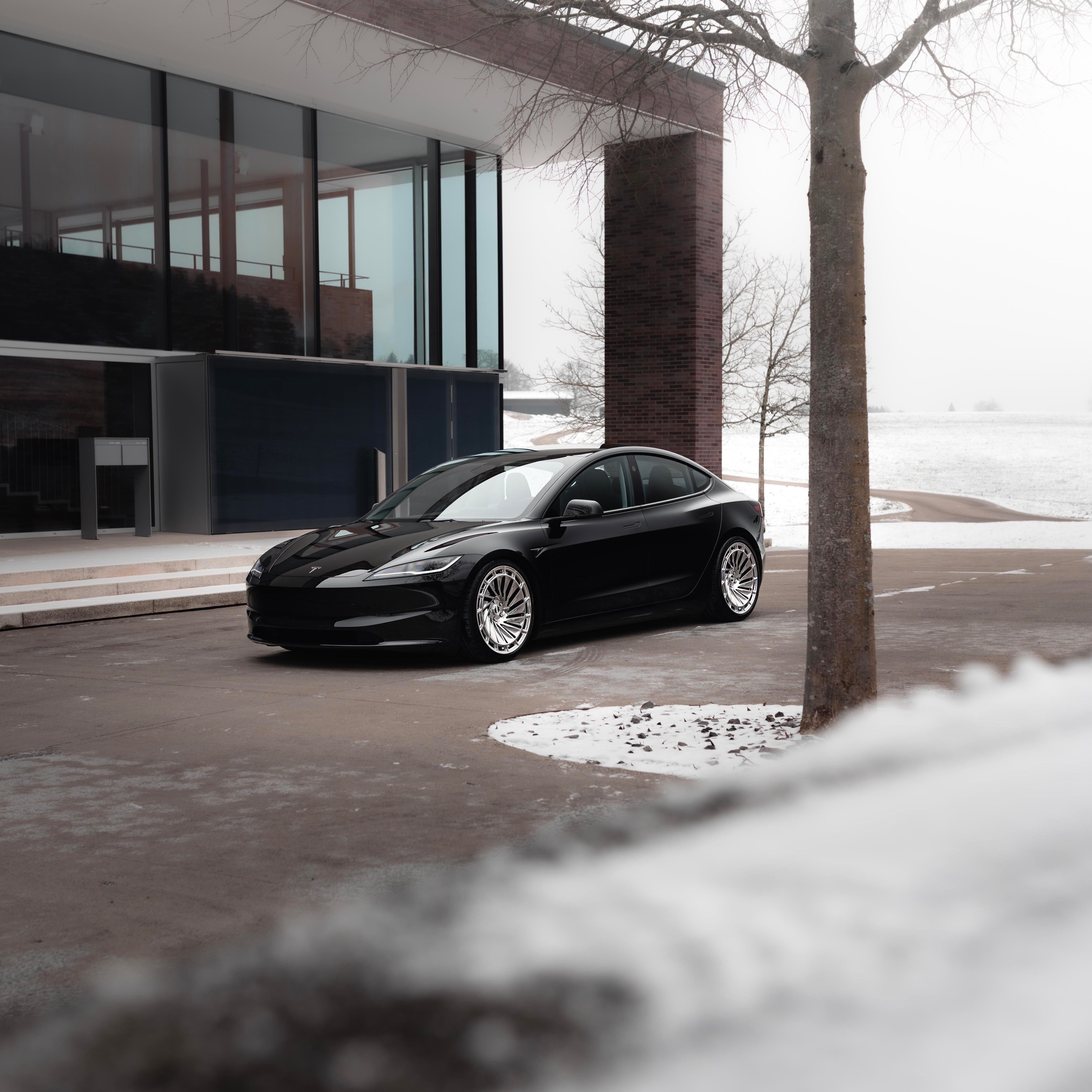 Side profile of Tesla Modell 3 showing the Staggered 20/20 inch setup with Radi8 R807 rims. | Modell 3 Alufelgen