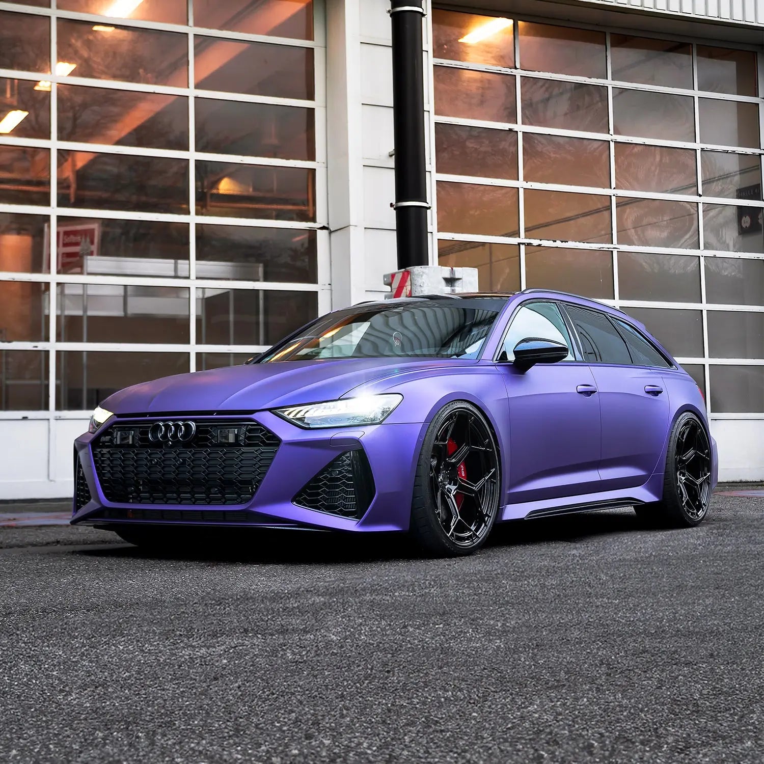 Front view of Audi  RS6 (C8 ) fitted with Radi8 R804 wheels in Gloss Black. | Audi  Felgen