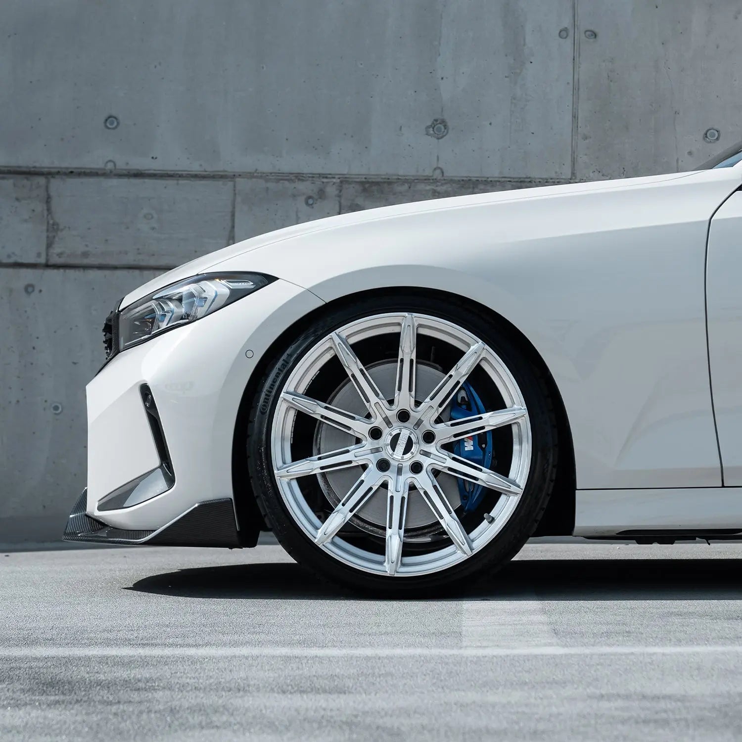 Front view BMW 3 Series G20/G21 with Radi8 R806 20 inch Silver wheels – aggressive look and perfect fitment