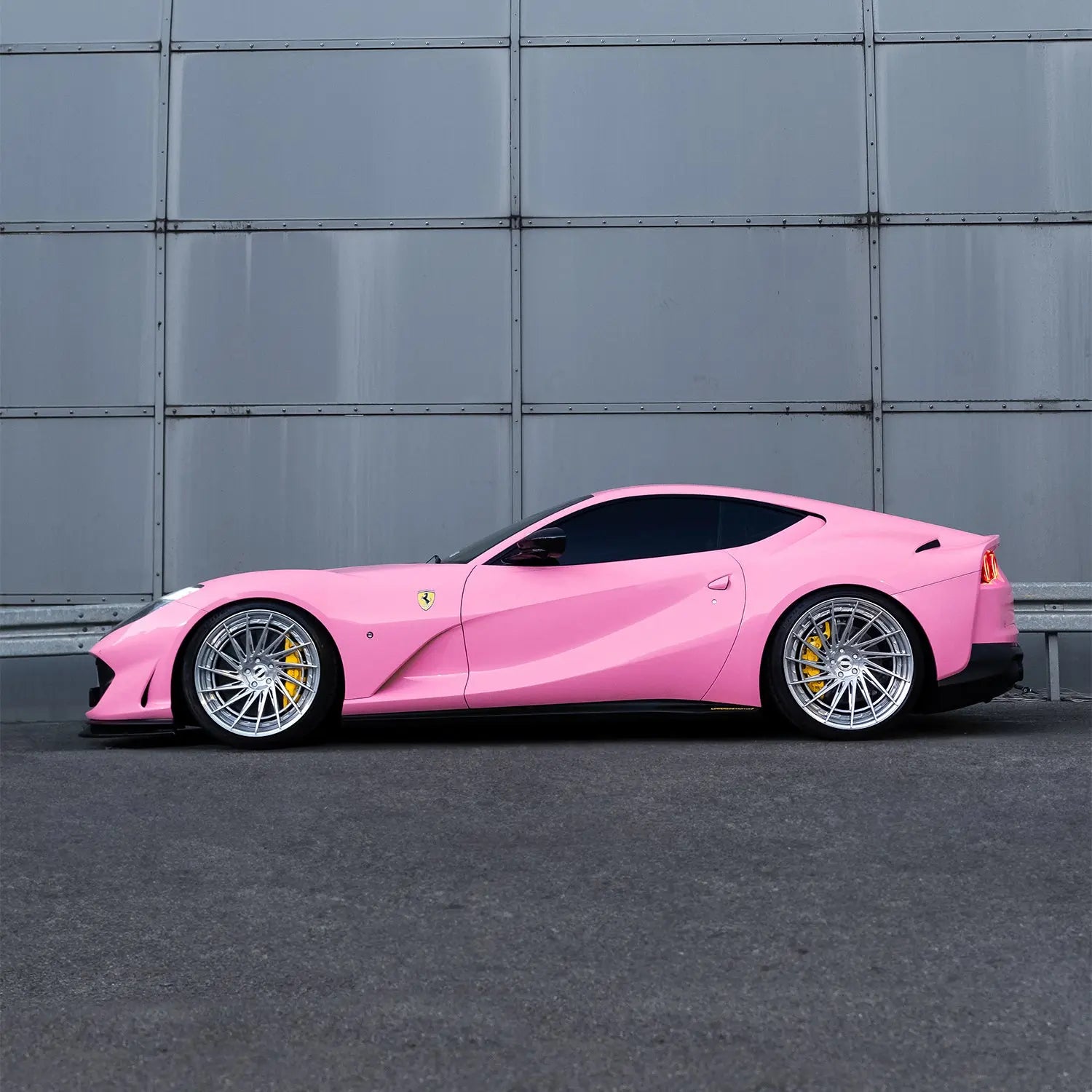 Ferrari 812 Superfast with Radi8 2-piece forged wheels – 23 inch silver rims front view