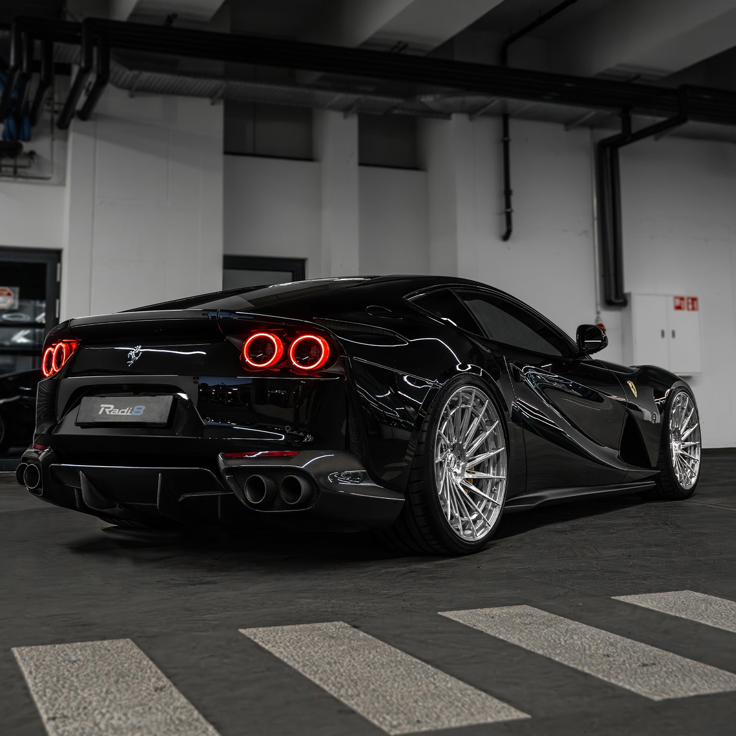 Rear view showing the wide tire fitment on 22x12,0J Radi8 R801 wheels on a 812 Superfast. | Breite Felgen hinten