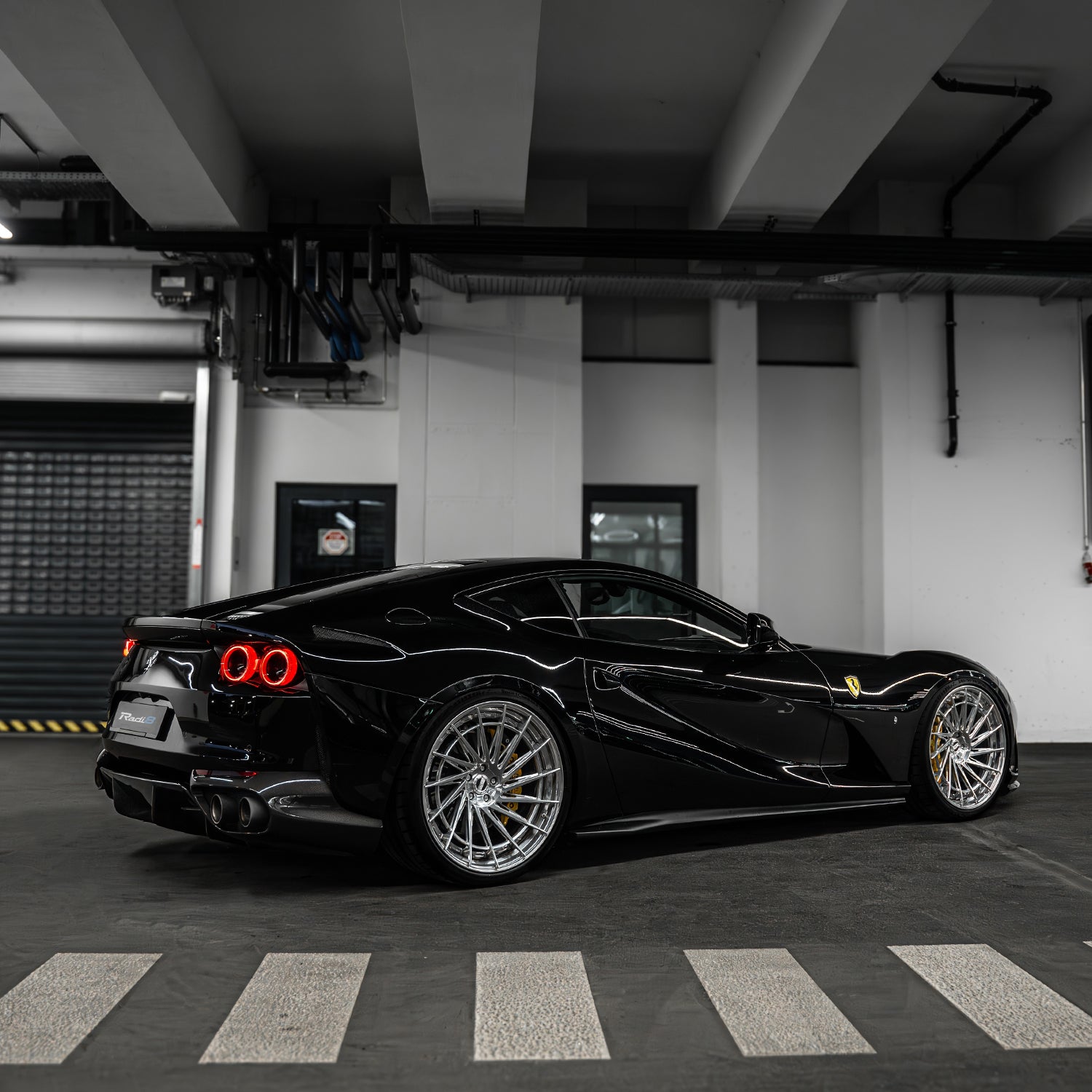 Side profile of Ferrari 812 Superfast showing the double-staggerd 21/22 inch setup with Radi8 R801 rims. | 812 Superfast Alufelgen