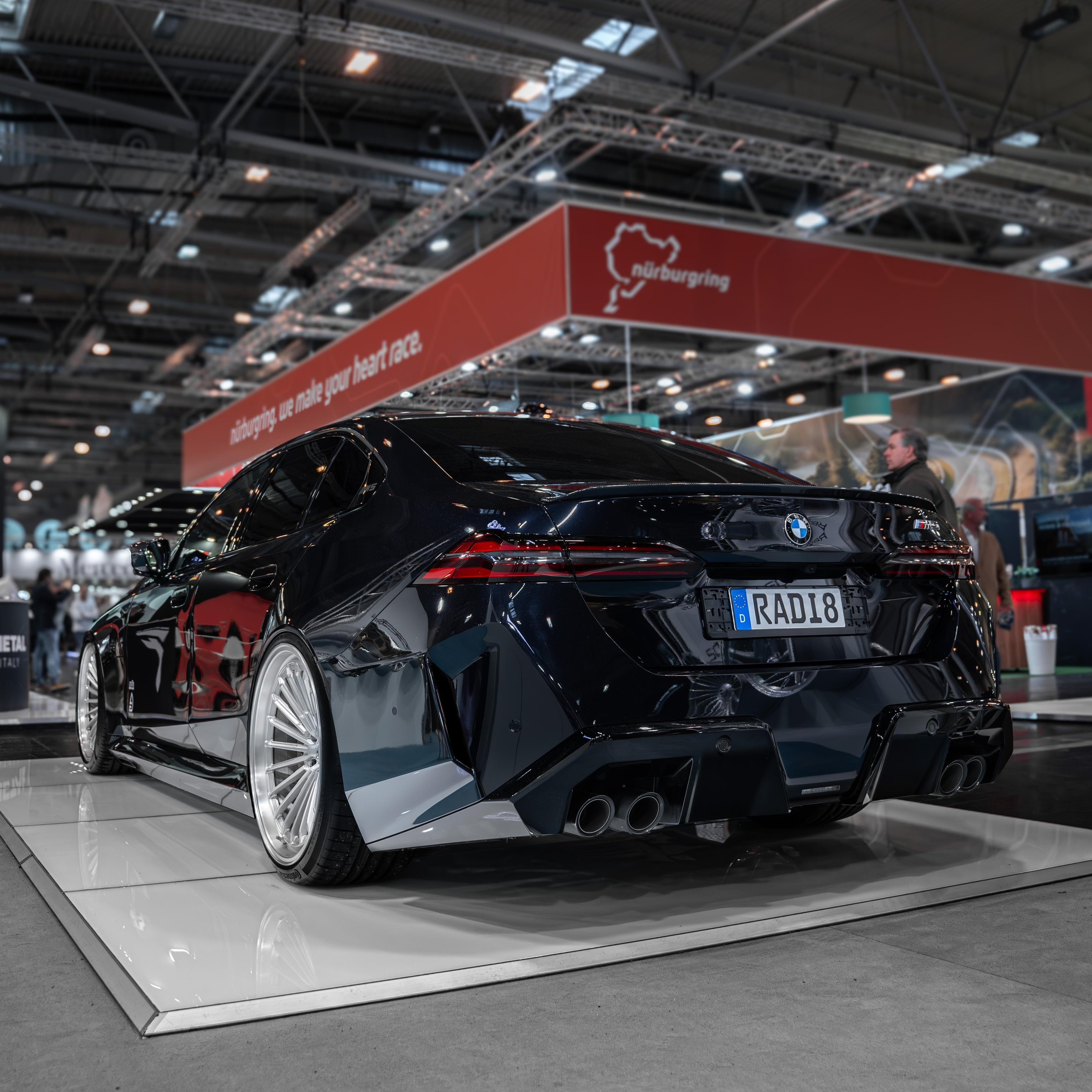 Rear view showing the wide tire fitment on 22x11,5J Radi8 R802-1 wheels on a M5 . | Breite Felgen hinten