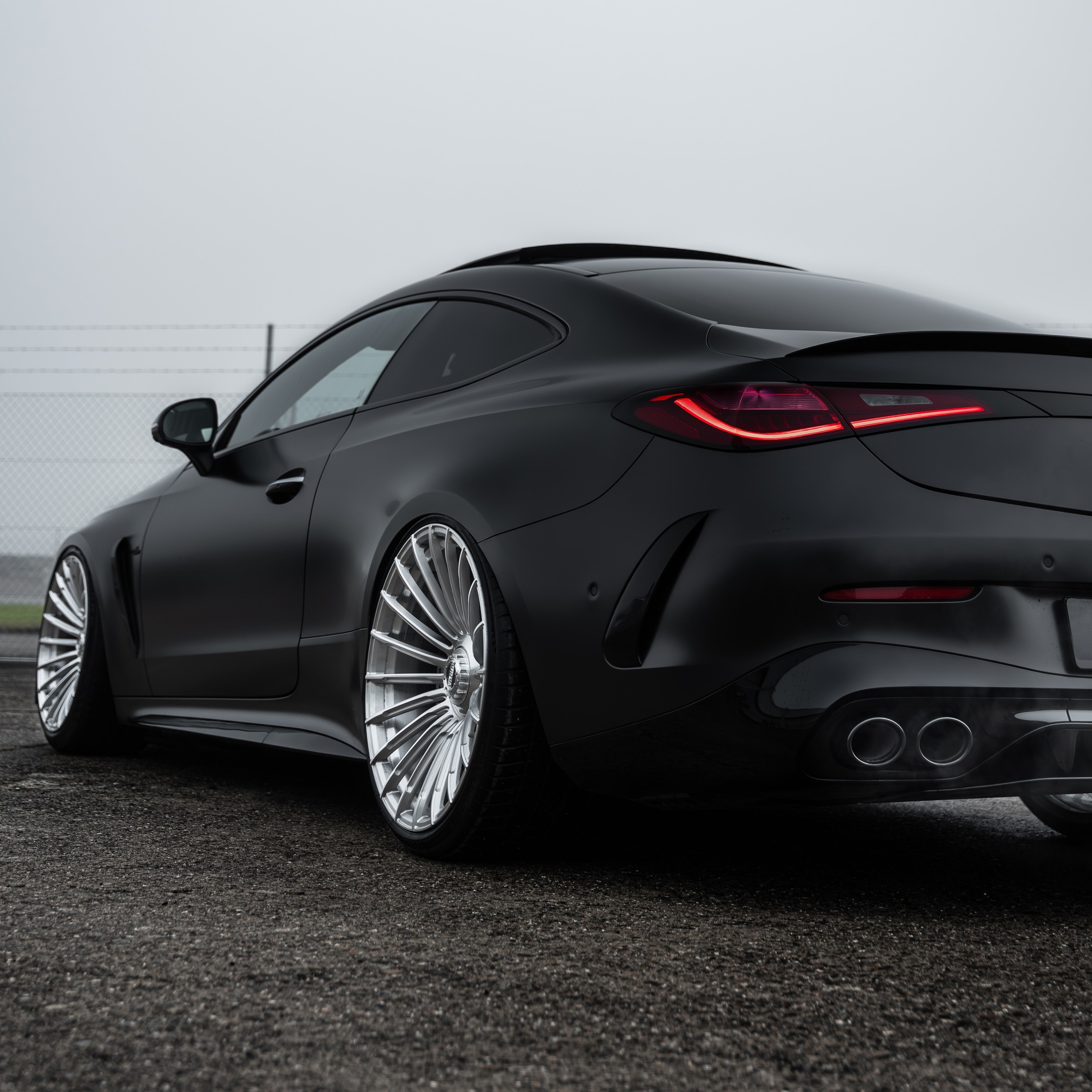 Rear view showing the wide tire fitment on 21x11,5J Radi8 R802 wheels on a CLE 53 AMG . | Breite Felgen hinten