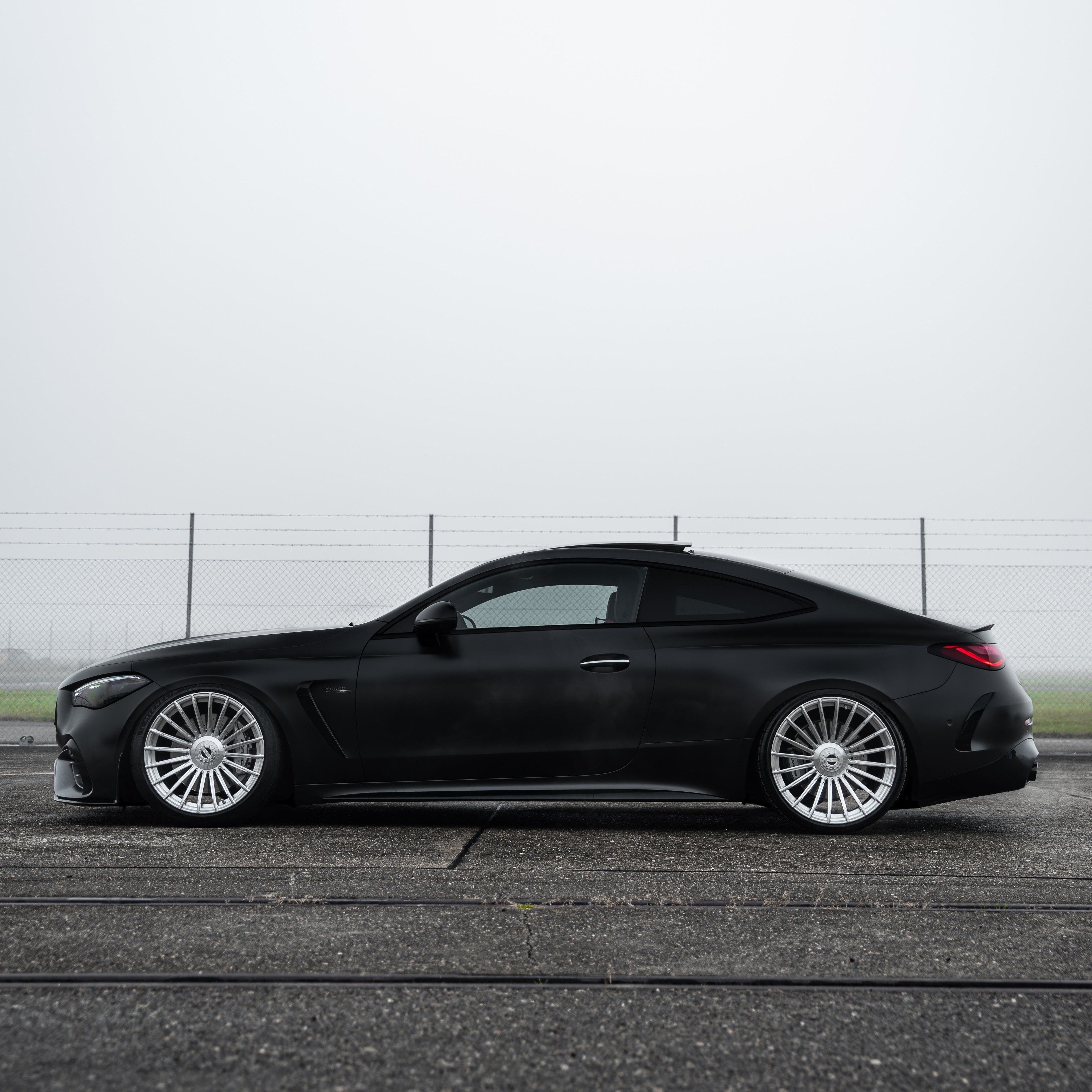 Side profile of Mercedes-benz CLE 53 AMG  showing the Staggered 21/21 inch setup with Radi8 R802 rims. | CLE 53 AMG  Alufelgen