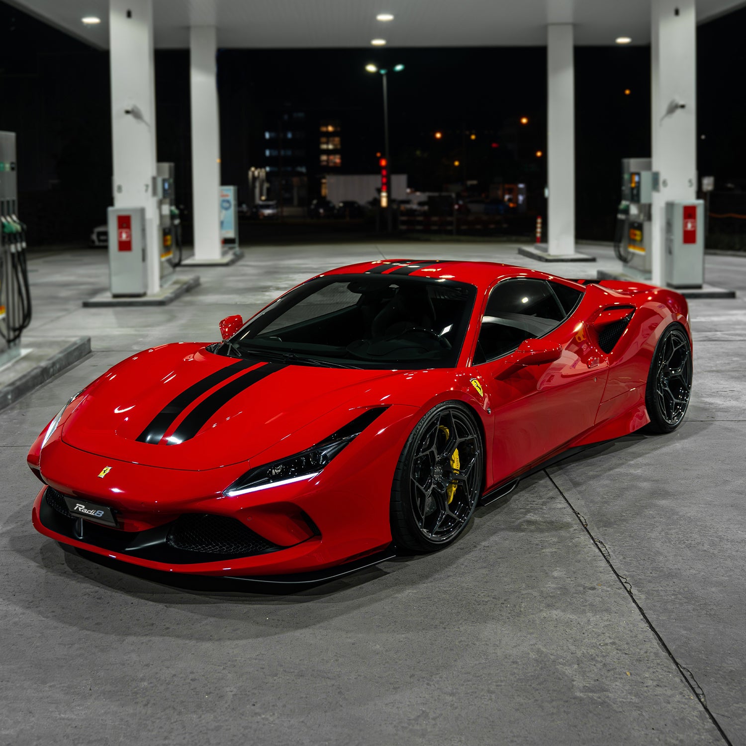 Front view of Ferrari F8 Tributo (F142) fitted with Radi8 R804.C wheels in Black Gloss. | Ferrari Felgen