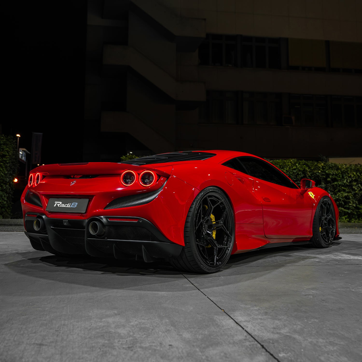 Rear view showing the wide tire fitment on 22x12,0J Radi8 R804.C wheels on a F8 Tributo. | Breite Felgen hinten