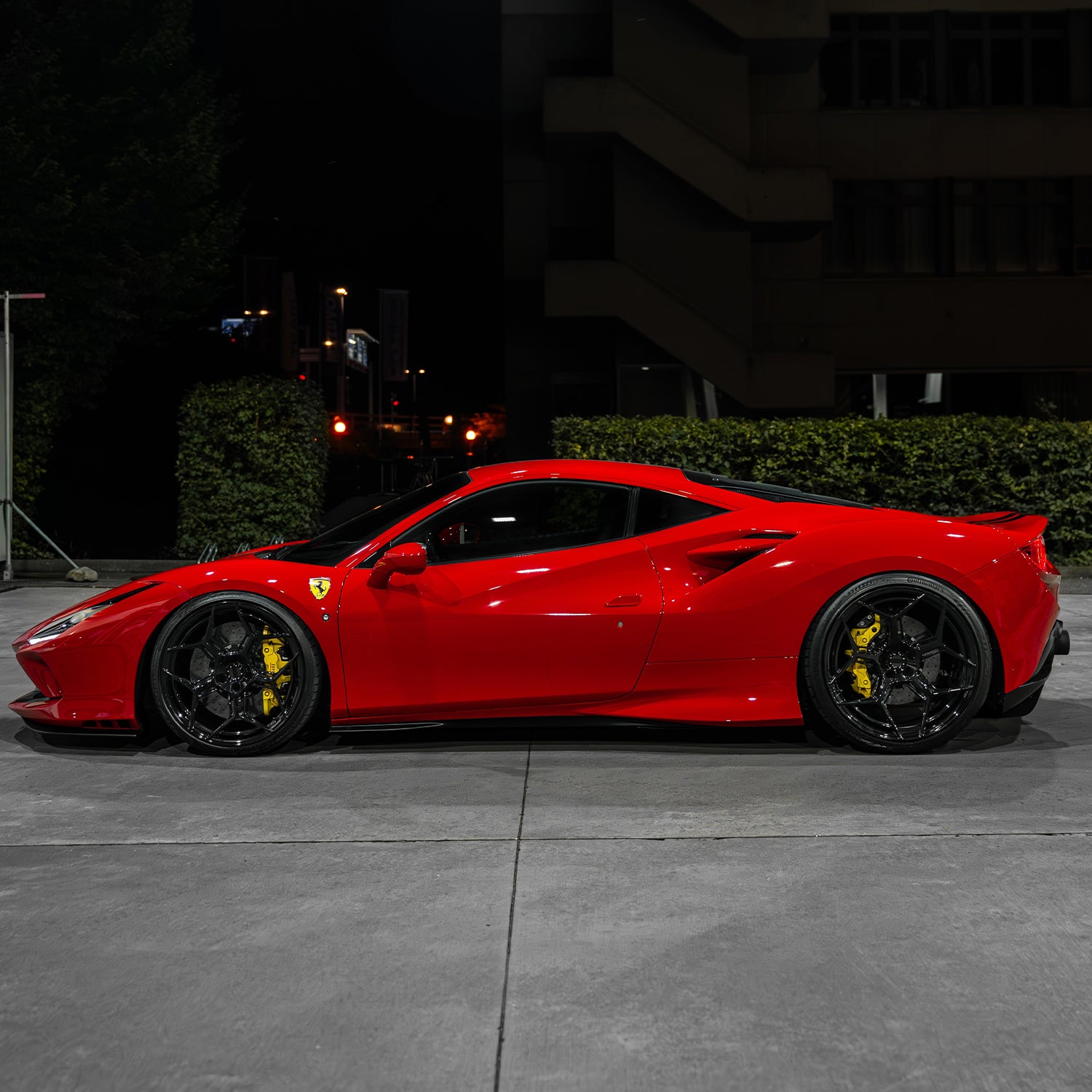 Side profile of Ferrari F8 Tributo showing the double-staggerd 21/22 inch setup with Radi8 R804.C rims. | F8 Tributo Alufelgen