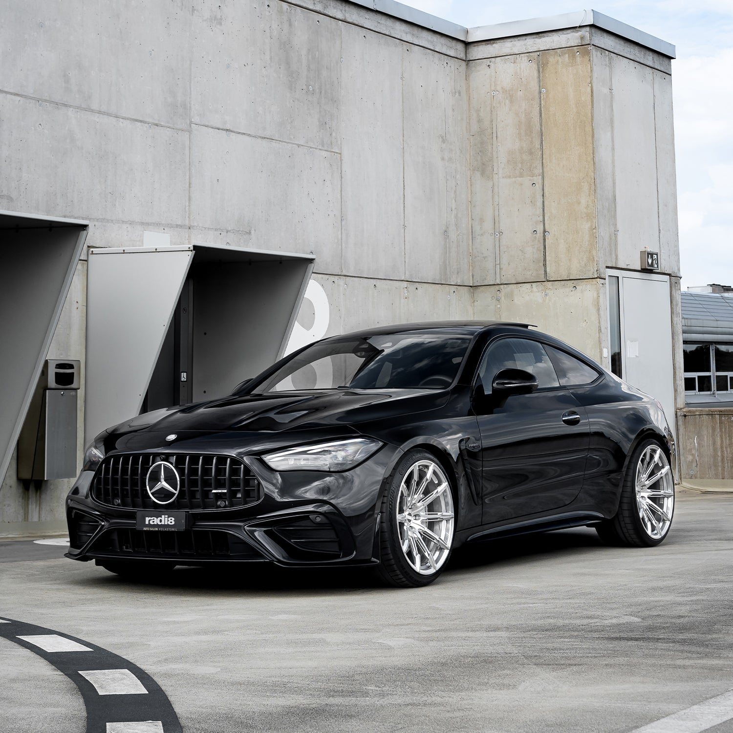 Rear quarter angle highlighting the Super Deep Concave, Monoblock Forged stance of the Radi8 R806 on the CLE 53 AMG . | Super Deep Concave, Monoblock Forged Felgen