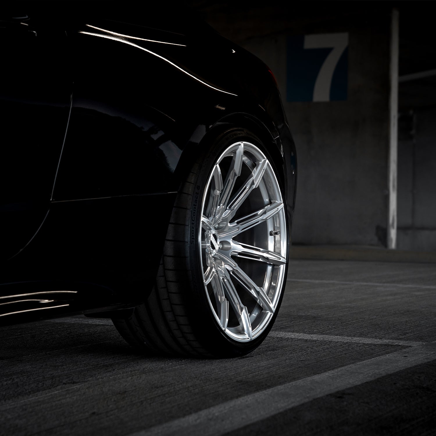 Rear view showing the wide tire fitment on 21x11,5J Radi8 R806 wheels on a CLE 53 AMG . | Breite Felgen hinten