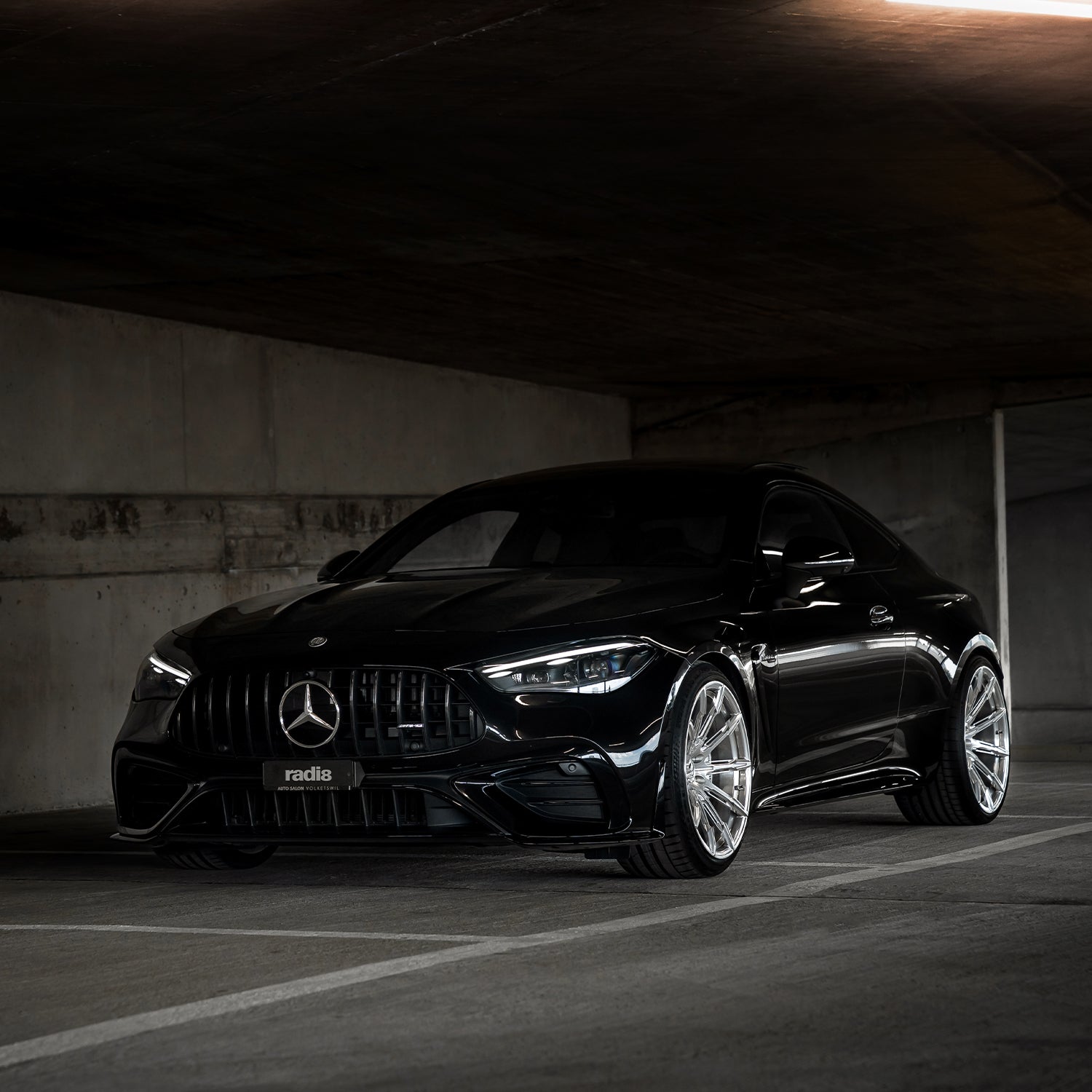 Side profile of Mercedes-benz CLE 53 AMG  showing the double-staggerd 20/21 inch setup with Radi8 R806 rims. | CLE 53 AMG  Alufelgen