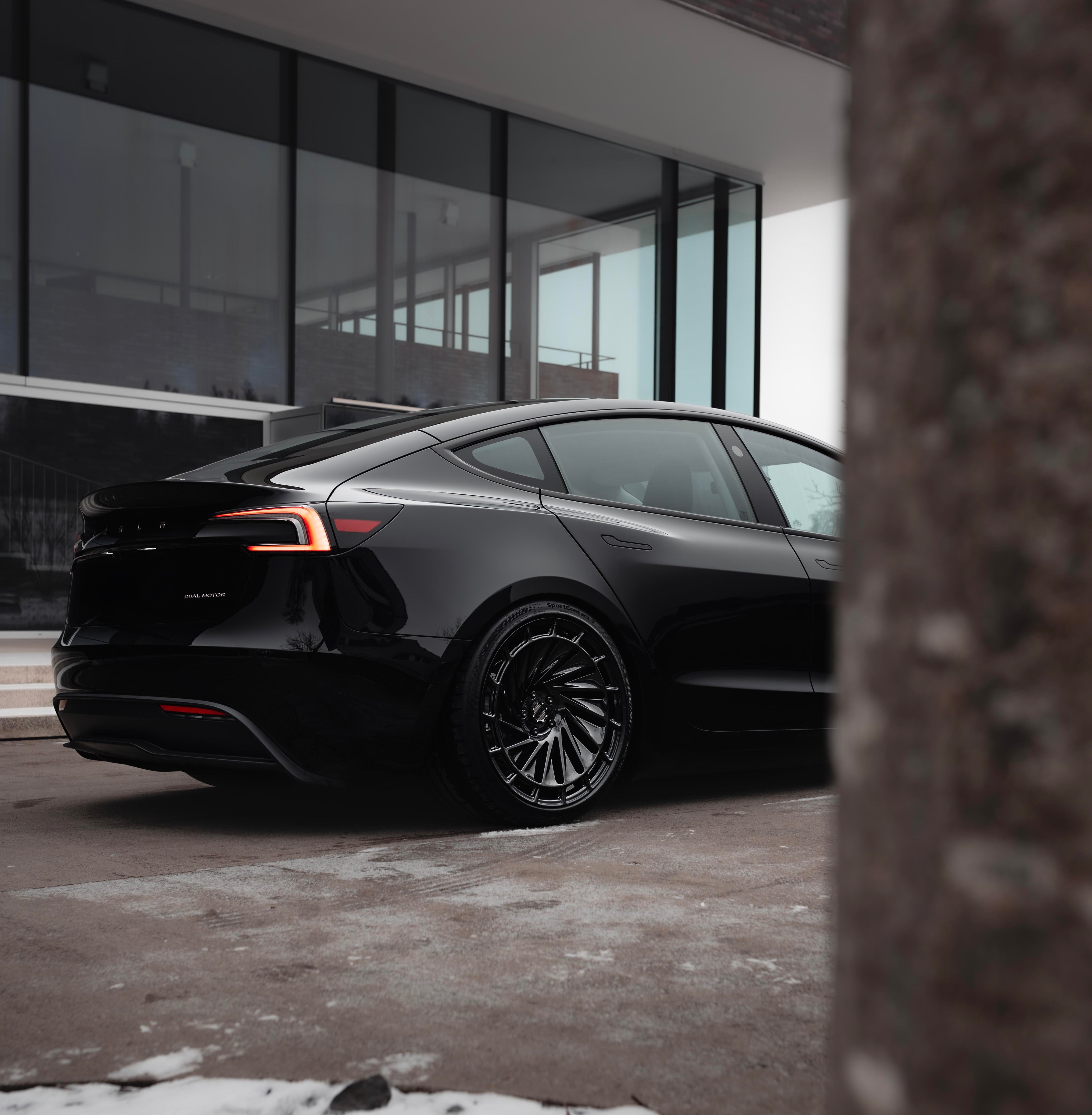 Rear view showing the wide tire fitment on 20x10,5J Radi8 R807 wheels on a Modell 3. | Breite Felgen hinten