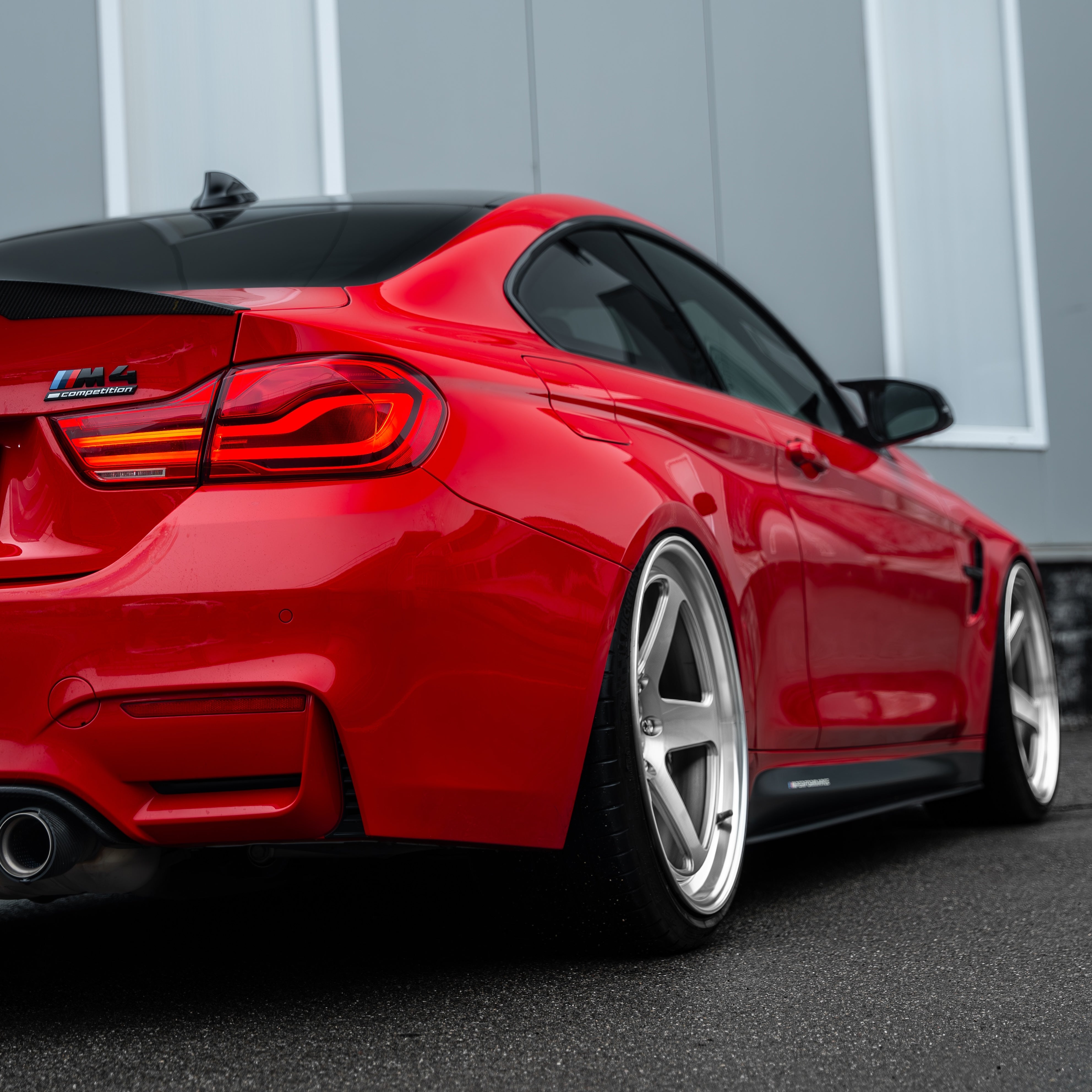 Fender fitment close-up on a lowered BMW  M4 Competition with K&W Gewinde. | Tieferlegung