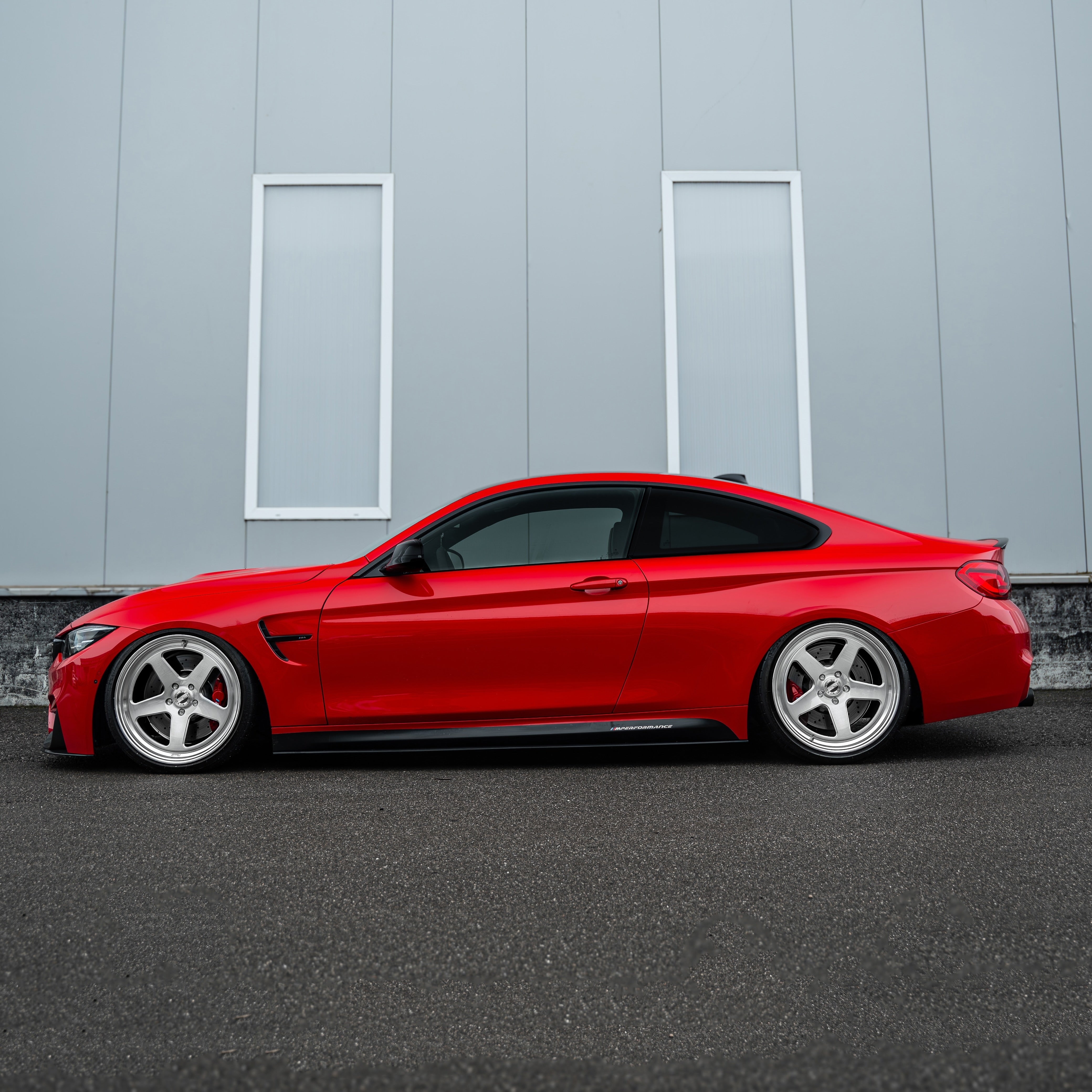 Side profile of BMW  M4 Competition showing the Staggered 20/20 inch setup with Radi8 R809 rims. | M4 Competition Alufelgen