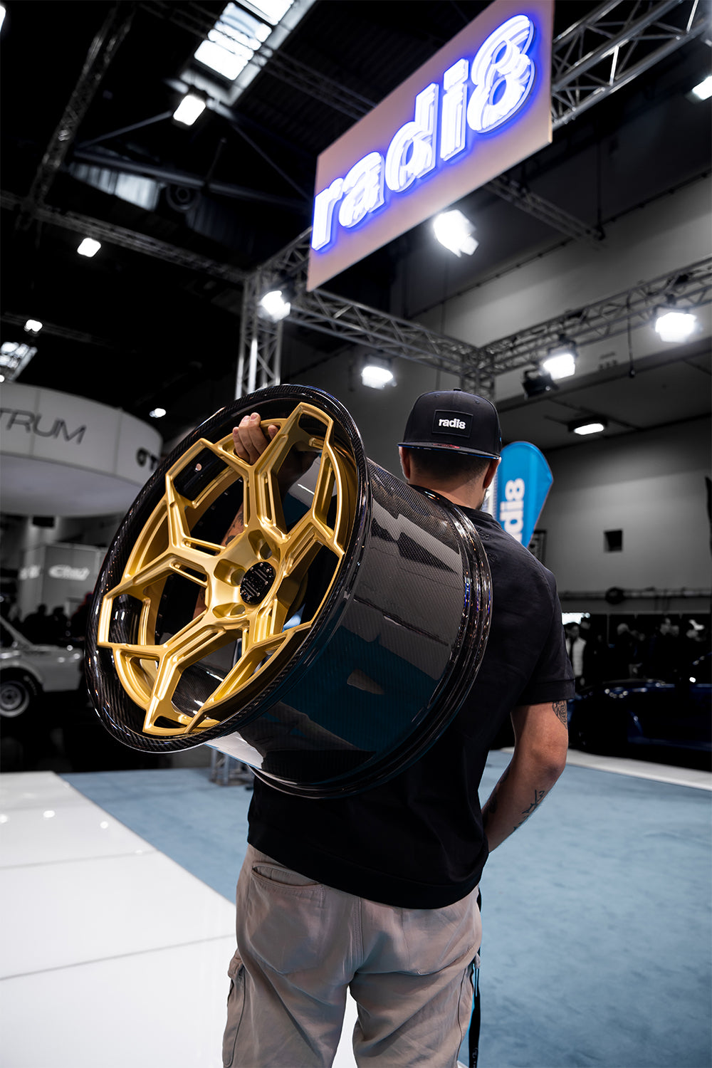 Wheels for Porsche – Radi8 R804 full carbon wheel with gold center and carbon cap, showcased at Essen Motor Show